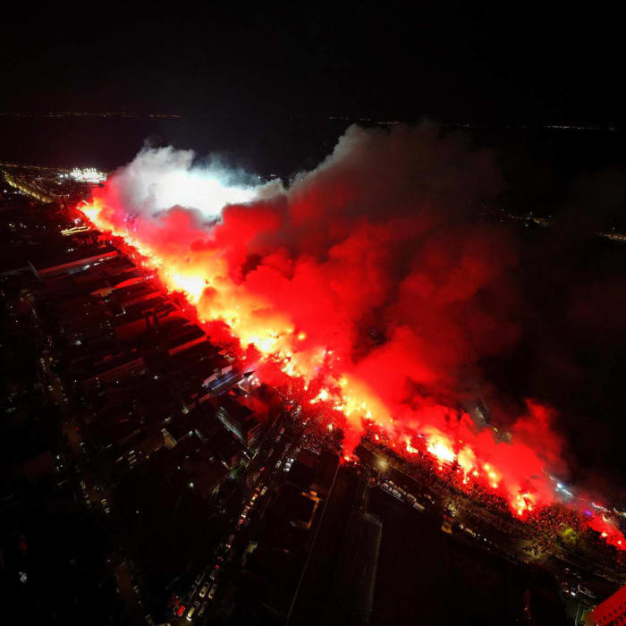 La torcida de Fluminense hizo un pasillo de fuego en las calles de Río de Janeiro, en la previa al duelo de semifinal ante Internacional